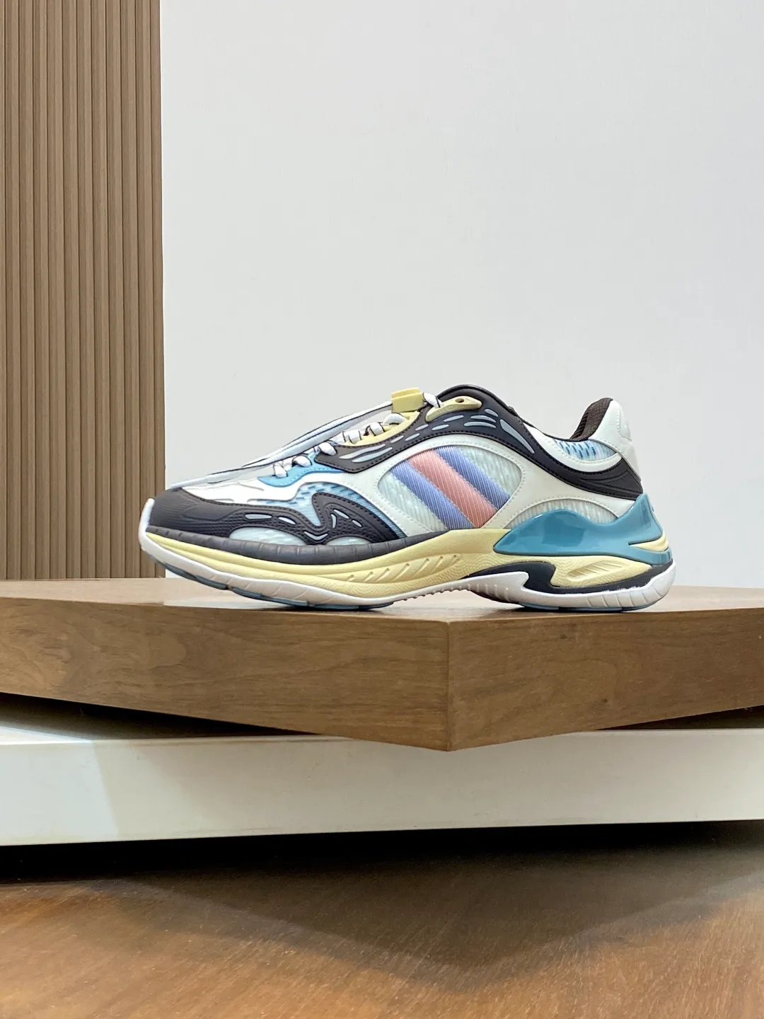 Men's Men's Shoes 💰900 Gucci Gucci 2.0 Sports Shoes Couple's Style Retro Casual Shoes Running Shoes Original Purchase, Development, Production Gucci 2.0 Sports Shoes reinterpret the brand's iconic striped webbing elements. This sneaker reinterprets the iconic details. It uses EVA thick soles and a smart silhouette to bring a stable and comfortable wearing experience. Exquisite packaging at the delivery counter. Fabric: original imported cowhide + technical fabrics. Lining: original imported breathable mesh. Sole: original molded ultra-light foam rubber. Bottom thickness: 4CM. Size: 39-44 (customized for 38, 45, 56)